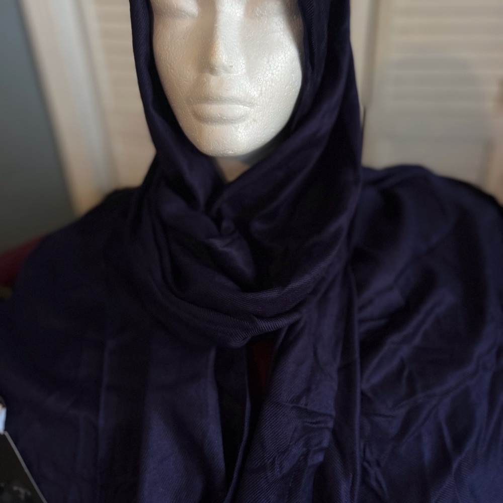 SELLING CALVIN KLEIN SCARF 🧣 FOR WOMEN SIZE LARGE COLOR NAVY BLUE BNWT